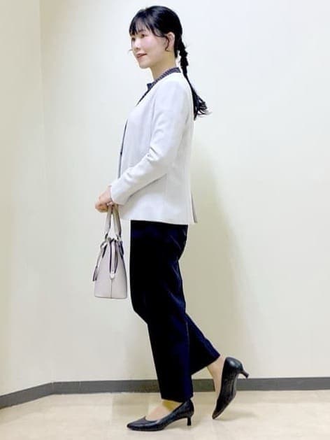 ブルー系のシャツ/ブラウス、ブルー系のその他パンツ、グレー系のノーカラージャケットを着用したレディースの冬コーディネートの2枚目の写真