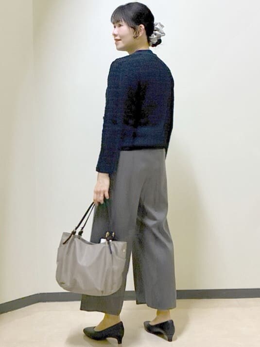 ブルー系のカーディガン/ボレロ、ブルー系のニット/セーター、ブラウン系のその他パンツを着用したレディースの冬コーディネートの4枚目の写真