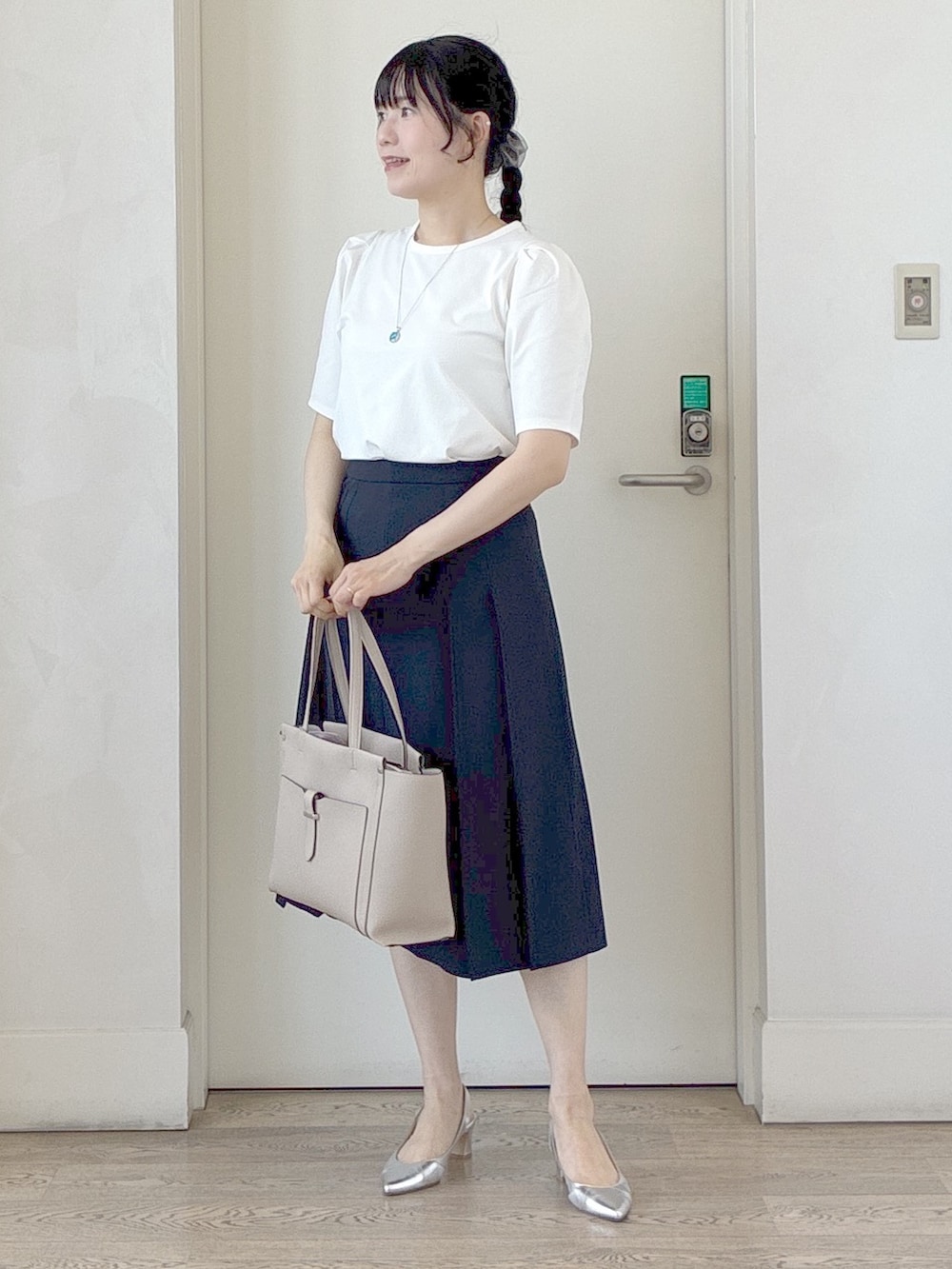 グレー系のノーカラージャケット、ホワイト系のTシャツ/カットソー、ブルー系のスカートを着用したレディースの夏コーディネートの10枚目の写真