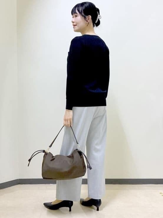 ブラック系のニット/セーター、グレー系のその他パンツ、ブラウン系のカーディガン/ボレロを着用したレディースの冬コーディネートの4枚目の写真