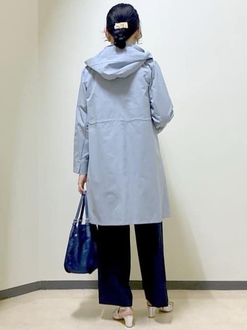 ブルー系のその他アウター、ホワイト系のカーディガン/ボレロ、ブラック系のタンクトップを着用したレディースの冬コーディネートの3枚目の写真