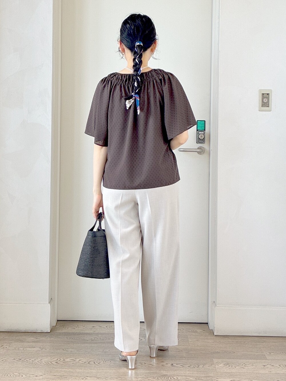ベージュ系のその他パンツ、ブラウン系のシャツ/ブラウス、ブラック系のショルダーバッグを着用したレディースの春コーディネートの3枚目の写真