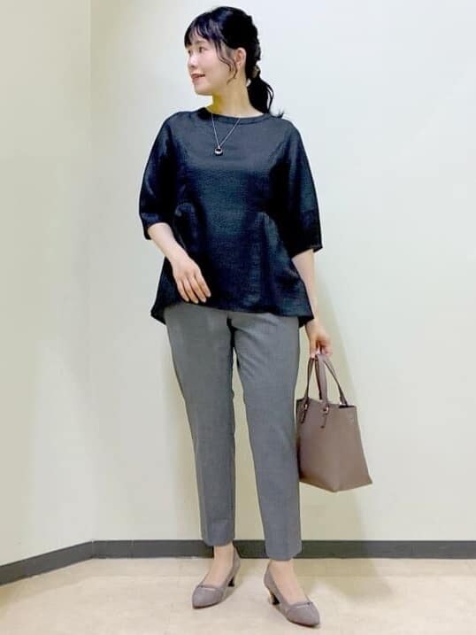ブラック系のシャツ/ブラウス、ブラック系のその他パンツ、ブルー系のTシャツ/カットソーを着用したレディースの秋コーディネートの5枚目の写真