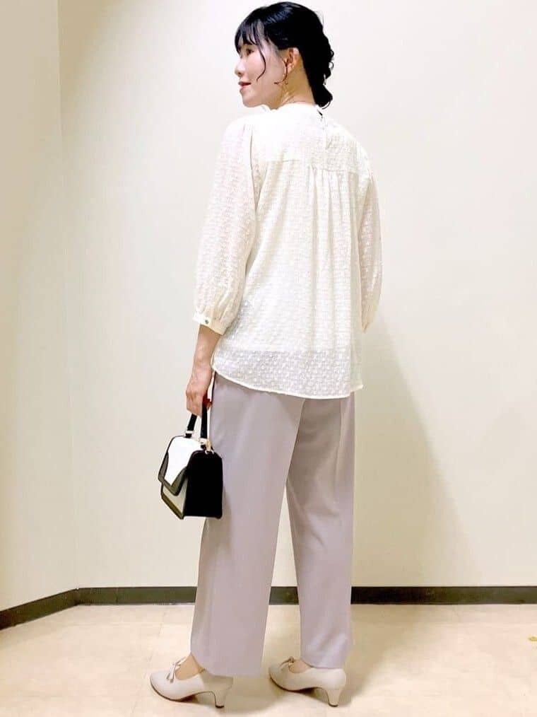 ベージュ系のシャツ/ブラウス、ブラウン系のその他パンツ、ブルー系のピーコートを着用したレディースの春コーディネートの4枚目の写真