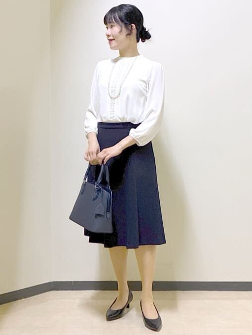 ホワイト系のシャツ/ブラウス、ブルー系のノーカラージャケット、ブルー系のスカートを着用したレディースの冬コーディネートの7枚目の写真