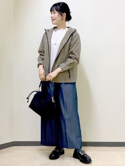 グリーン系のブルゾン、グレー系のニット/セーター、ブルー系のその他パンツを着用したレディースの冬コーディネートの5枚目の写真