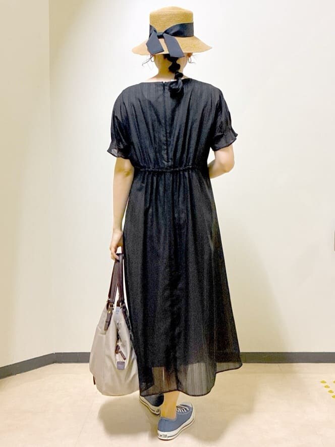 ブラック系のワンピース、レッド系のカーディガン/ボレロ、ホワイト系のトートバッグを着用したレディースの夏コーディネートの3枚目の写真