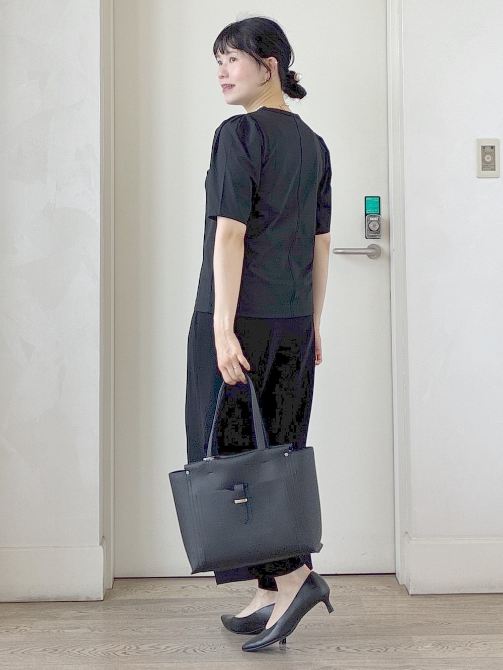 ブラック系のTシャツ/カットソー、ブラック系のその他パンツ、ブラック系のテーラードジャケットを着用したレディースの夏コーディネートの8枚目の写真