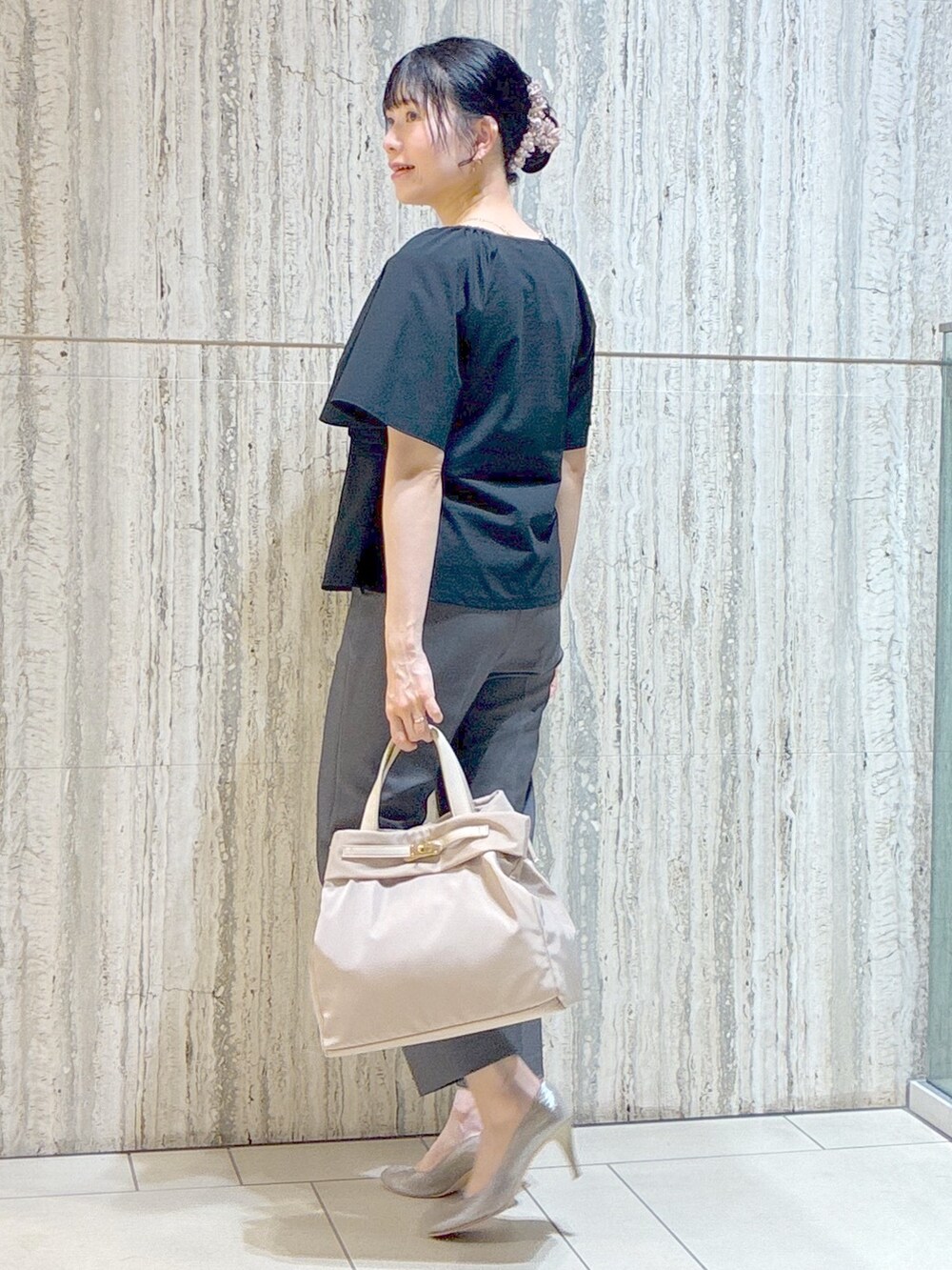 ブラック系のTシャツ/カットソー、ブラック系のその他パンツ、ベージュ系のトートバッグを着用したレディースの夏コーディネートの4枚目の写真