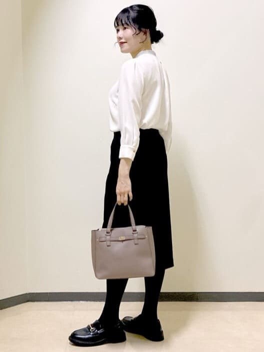 グレー系のカーディガン/ボレロ、ホワイト系のシャツ/ブラウス、ブラック系のスカートを着用したレディースの冬コーディネートの10枚目の写真