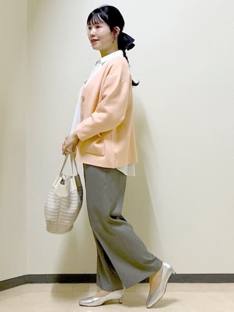 オレンジ系のカーディガン/ボレロ、ホワイト系のシャツ/ブラウス、ベージュ系のその他パンツを着用したレディースの春コーディネートの2枚目の写真