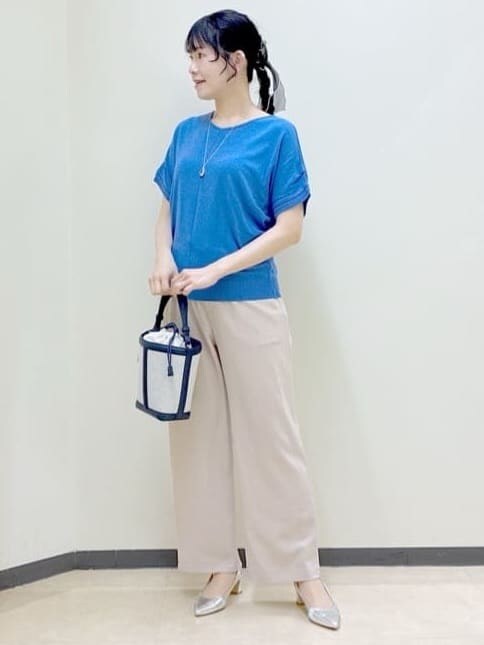ベージュ系のその他パンツ、ブルー系のニット/セーター、ブルー系のショルダーバッグを着用したレディースの春コーディネートの7枚目の写真