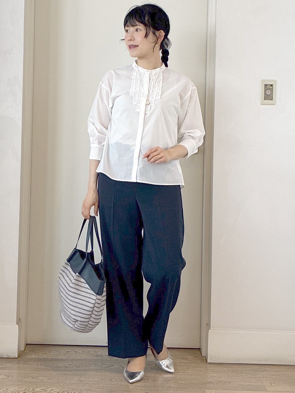 ホワイト系のシャツ/ブラウス、ブルー系のその他パンツ、ブルー系のトートバッグを着用したレディースの春コーディネートの6枚目の写真