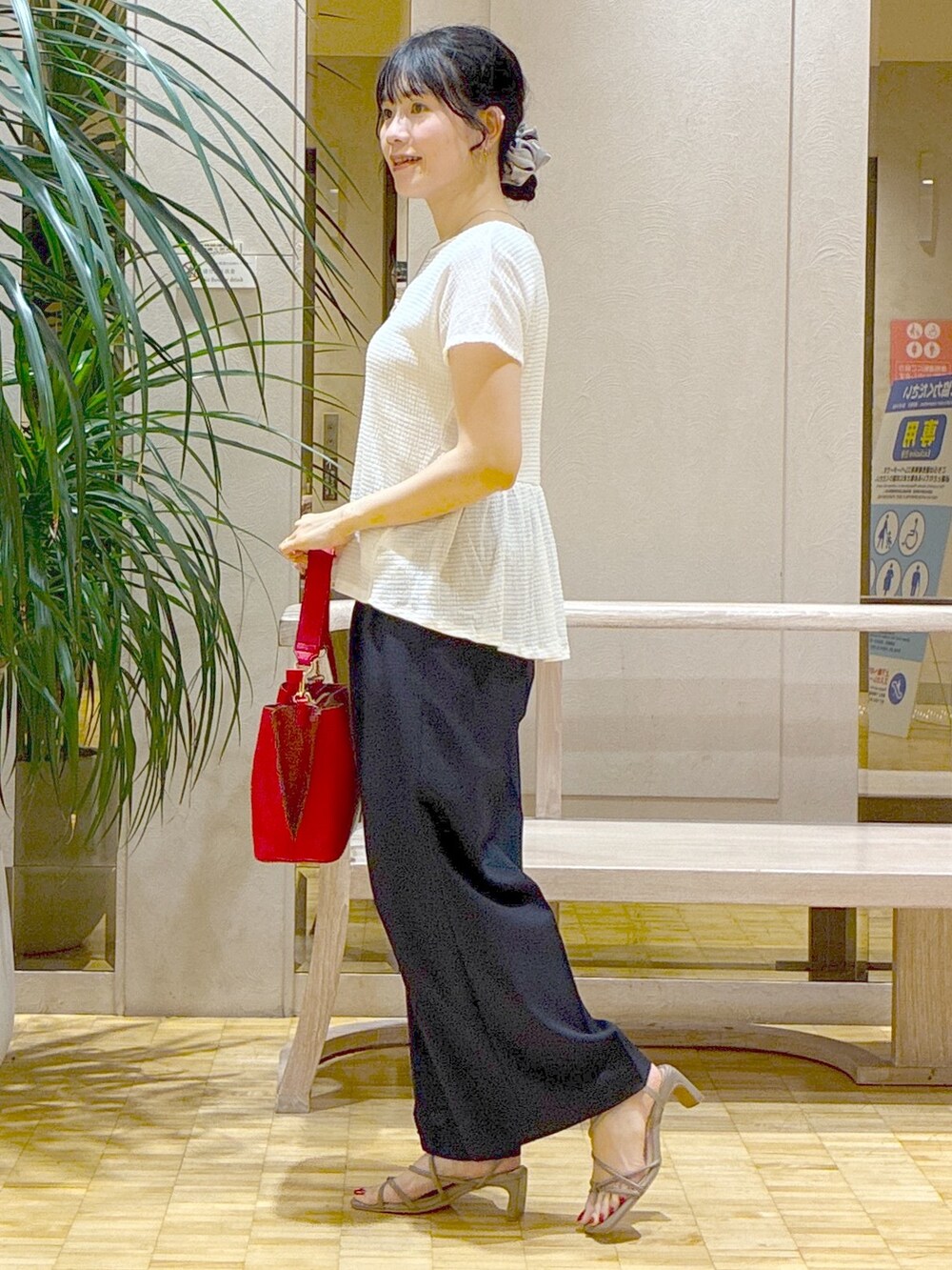 ホワイト系のTシャツ/カットソー、ブルー系のその他パンツ、レッド系のトートバッグを着用したレディースの夏コーディネートの2枚目の写真
