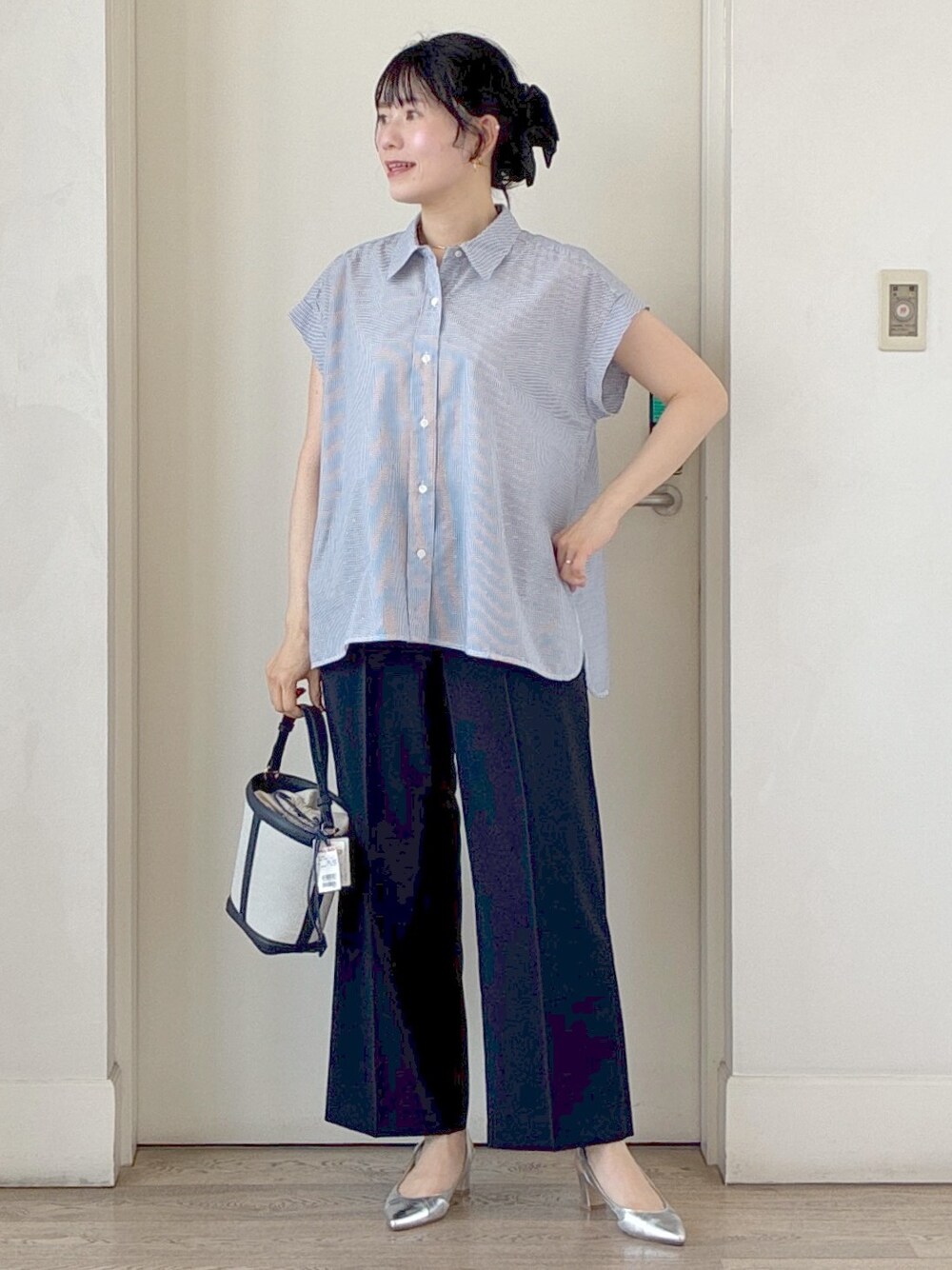 ブルー系のシャツ/ブラウス、ブルー系のその他パンツ、ブルー系のショルダーバッグを着用したレディースの夏コーディネートの9枚目の写真