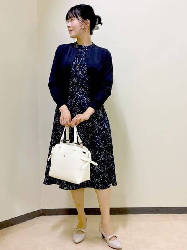 ブルー系のワンピース、ブルー系のカーディガン/ボレロ、ホワイト系のトートバッグを着用したレディースの春コーディネートの5枚目の写真