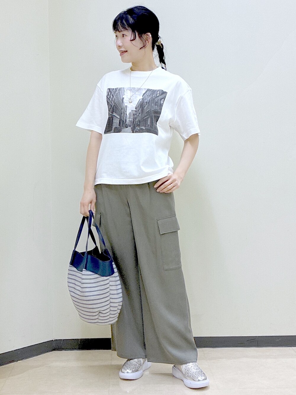 ホワイト系のTシャツ/カットソー、グリーン系のその他パンツ、ホワイト系のシャツ/ブラウスを着用したレディースの春コーディネートの7枚目の写真