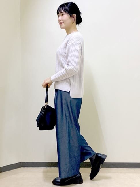 グレー系のニット/セーター、グリーン系のブルゾン、ブルー系のその他パンツを着用したレディースの冬コーディネートの2枚目の写真