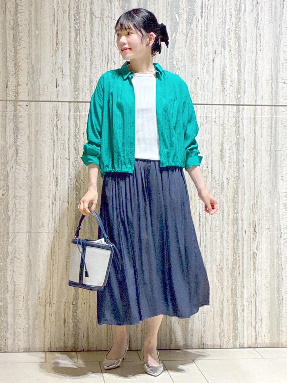 グリーン系のシャツ/ブラウス、ホワイト系のTシャツ/カットソー、ブルー系のその他パンツを着用したレディースの夏コーディネートの9枚目の写真