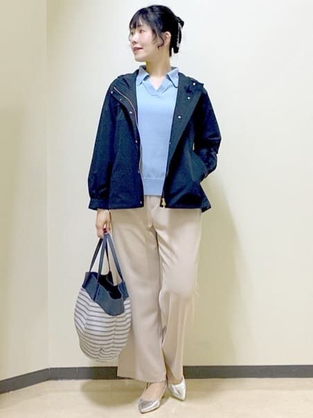 ブルー系のニット/セーター、ベージュ系のその他パンツ、ブルー系のブルゾンを着用したレディースの春コーディネートの10枚目の写真