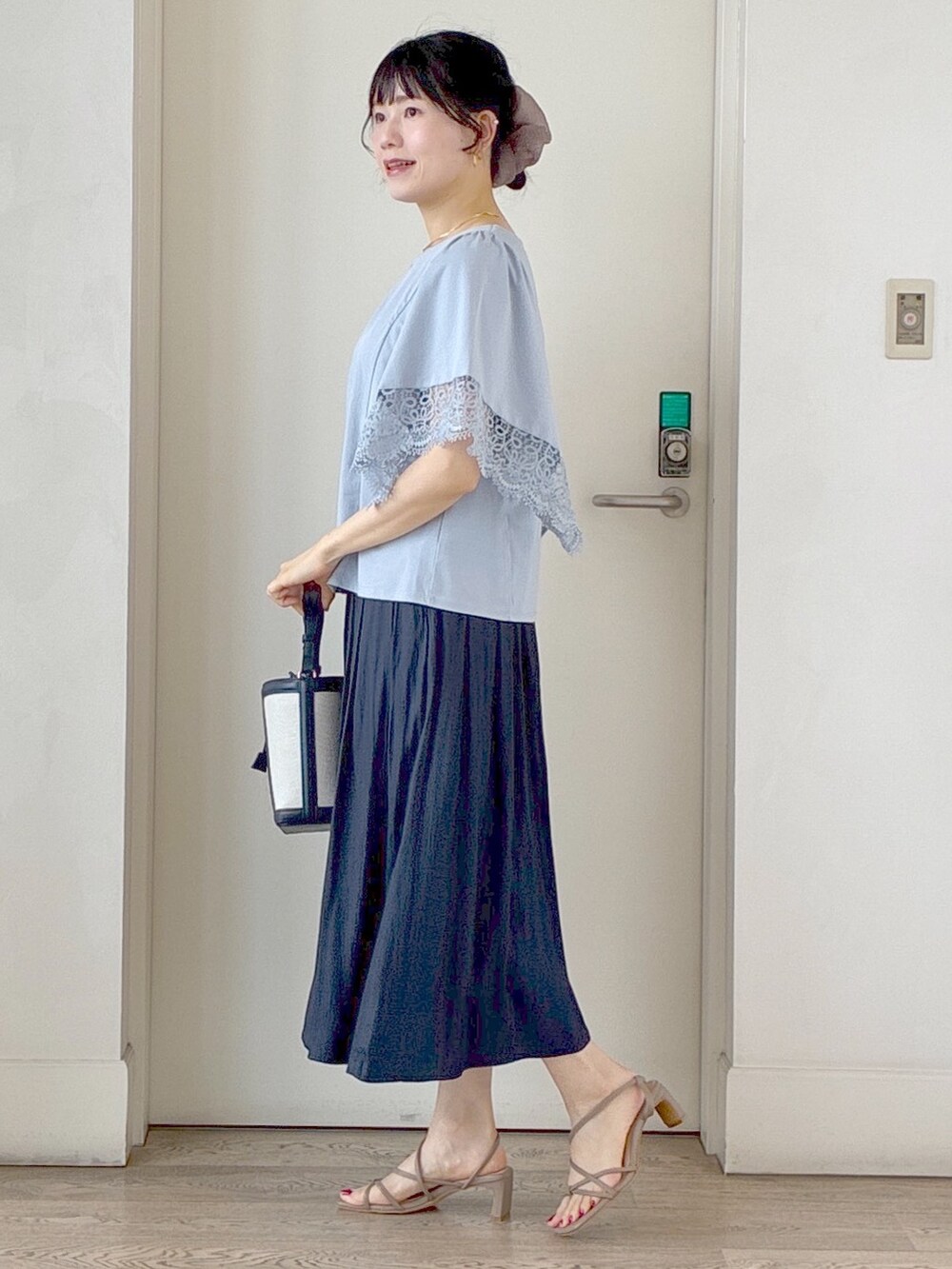 ブルー系のTシャツ/カットソー、ブルー系のブルゾン、ブルー系のその他パンツを着用したレディースの夏コーディネートの2枚目の写真