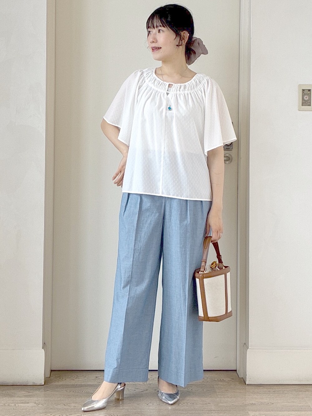 ホワイト系のシャツ/ブラウス、グレー系のタンクトップ、ブルー系のその他パンツを着用したレディースの夏コーディネートの7枚目の写真