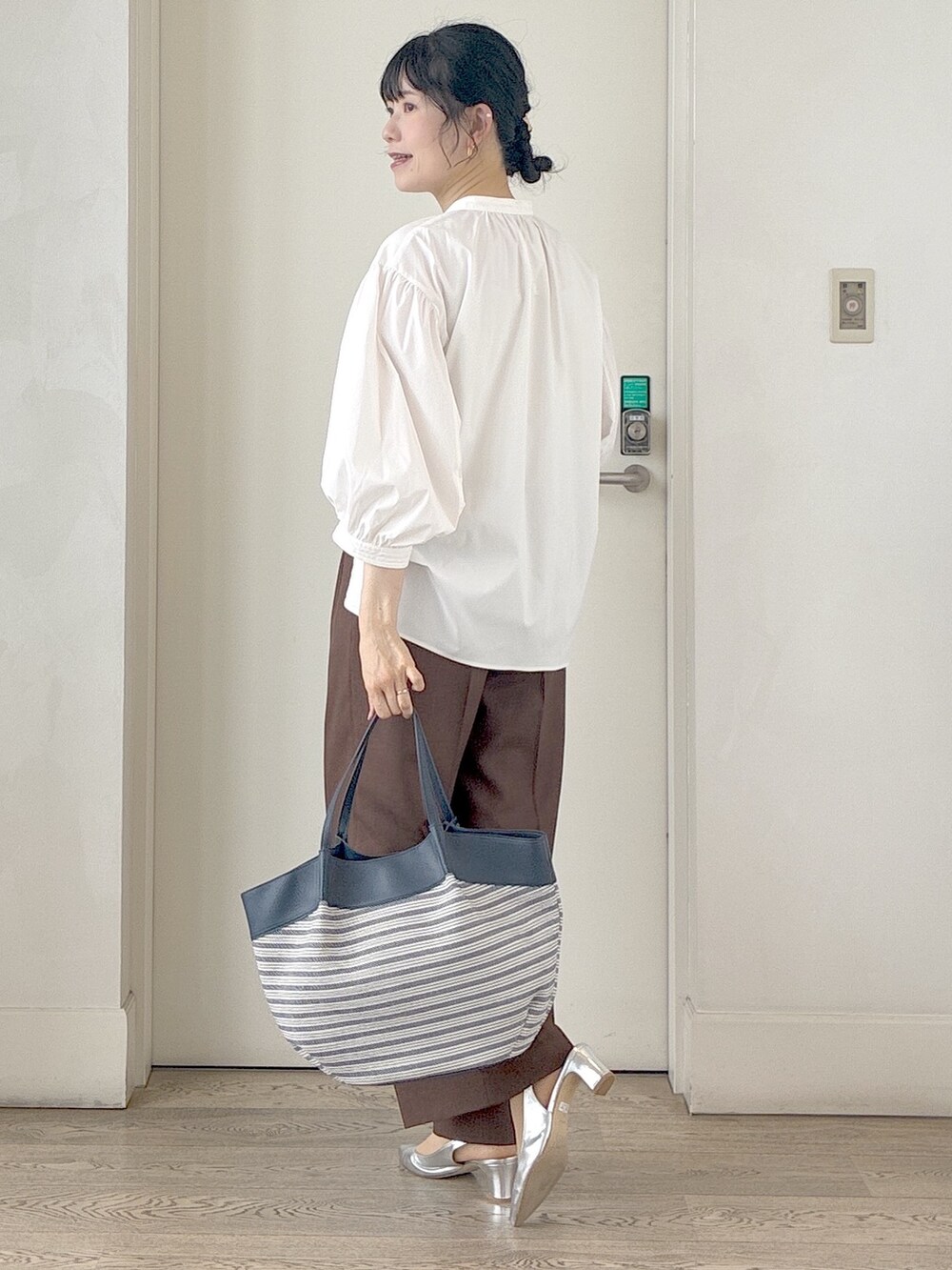 ホワイト系のシャツ/ブラウス、ベージュ系のタンクトップ、ブラウン系のその他パンツを着用したレディースの夏コーディネートの4枚目の写真