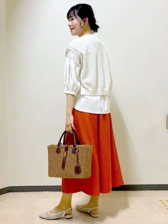 ホワイト系のシャツ/ブラウス、ベージュ系のニット/セーター、イエロー系のスカートを着用したレディースの夏コーディネートの8枚目の写真
