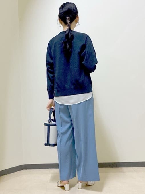 ベージュ系のシャツ/ブラウス、ベージュ系のノーカラージャケット、ブルー系のその他パンツを着用したレディースの春コーディネートの3枚目の写真