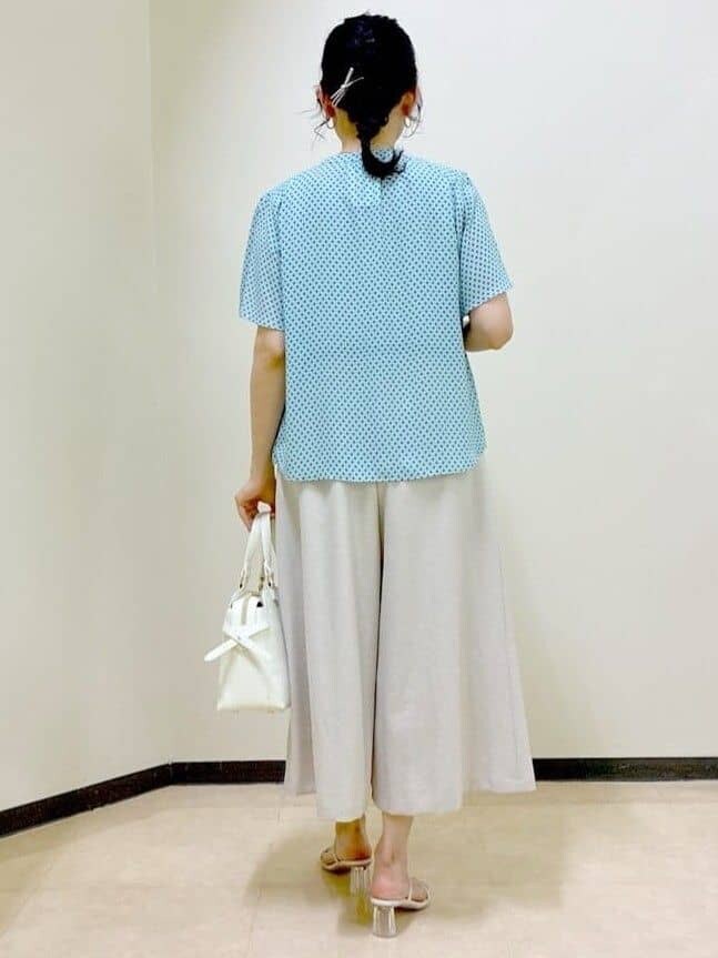 ブルー系のシャツ/ブラウス、グレー系のタンクトップ、ベージュ系のその他パンツを着用したレディースの夏コーディネートの3枚目の写真