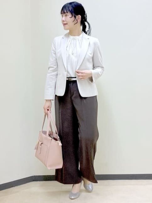 グリーン系のノーカラージャケット、ブラウン系のその他パンツ、ホワイト系のシャツ/ブラウスを着用したレディースの春コーディネートの9枚目の写真