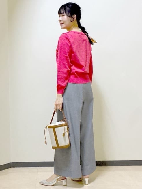 ブラック系のその他パンツ、ブラック系のステンカラーコート、ピンク系のニット/セーターを着用したレディースの冬コーディネートの4枚目の写真