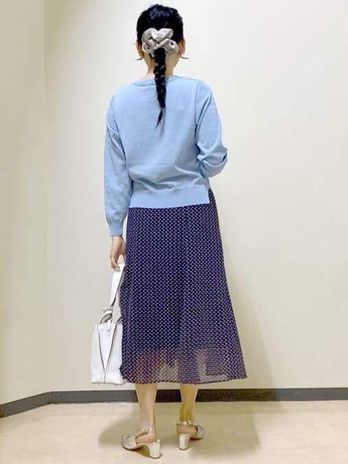 ブルー系のニット/セーター、ブルー系のスカート、ブルー系のブルゾンを着用したレディースの春コーディネートの3枚目の写真