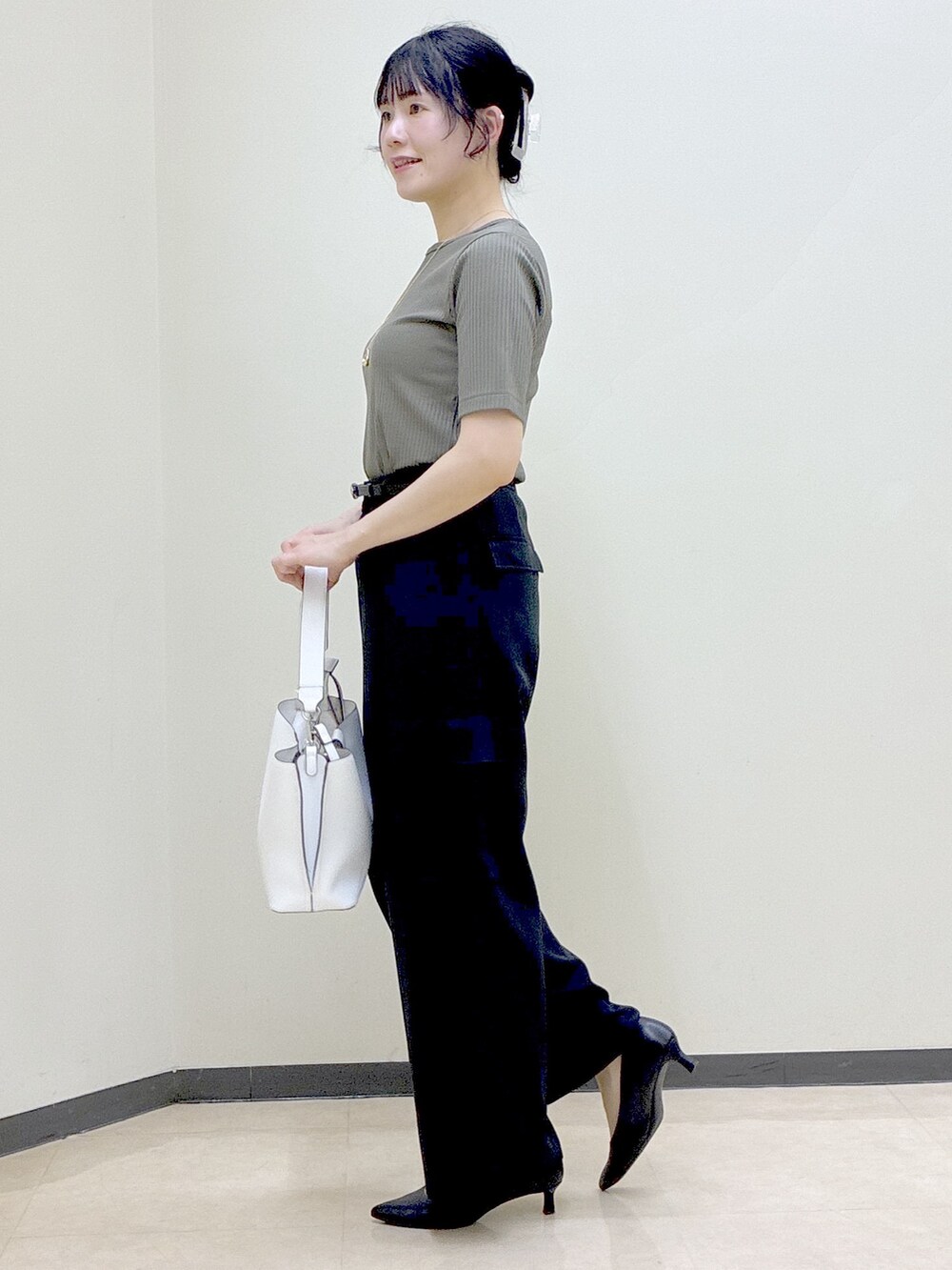 グリーン系のTシャツ/カットソー、グレー系のブルゾン、ブラック系のその他パンツを着用したレディースの春コーディネートの2枚目の写真