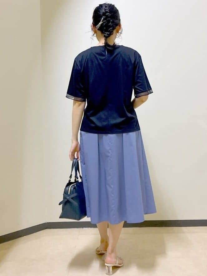 ブルー系のTシャツ/カットソー、ブルー系のスカート、ベージュ系のスカートを着用したレディースの夏コーディネートの3枚目の写真