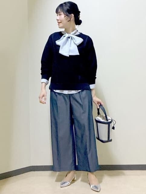 ブラック系のニット/セーター、ブルー系のシャツ/ブラウス、ブルー系のその他パンツを着用したレディースの冬コーディネートの5枚目の写真