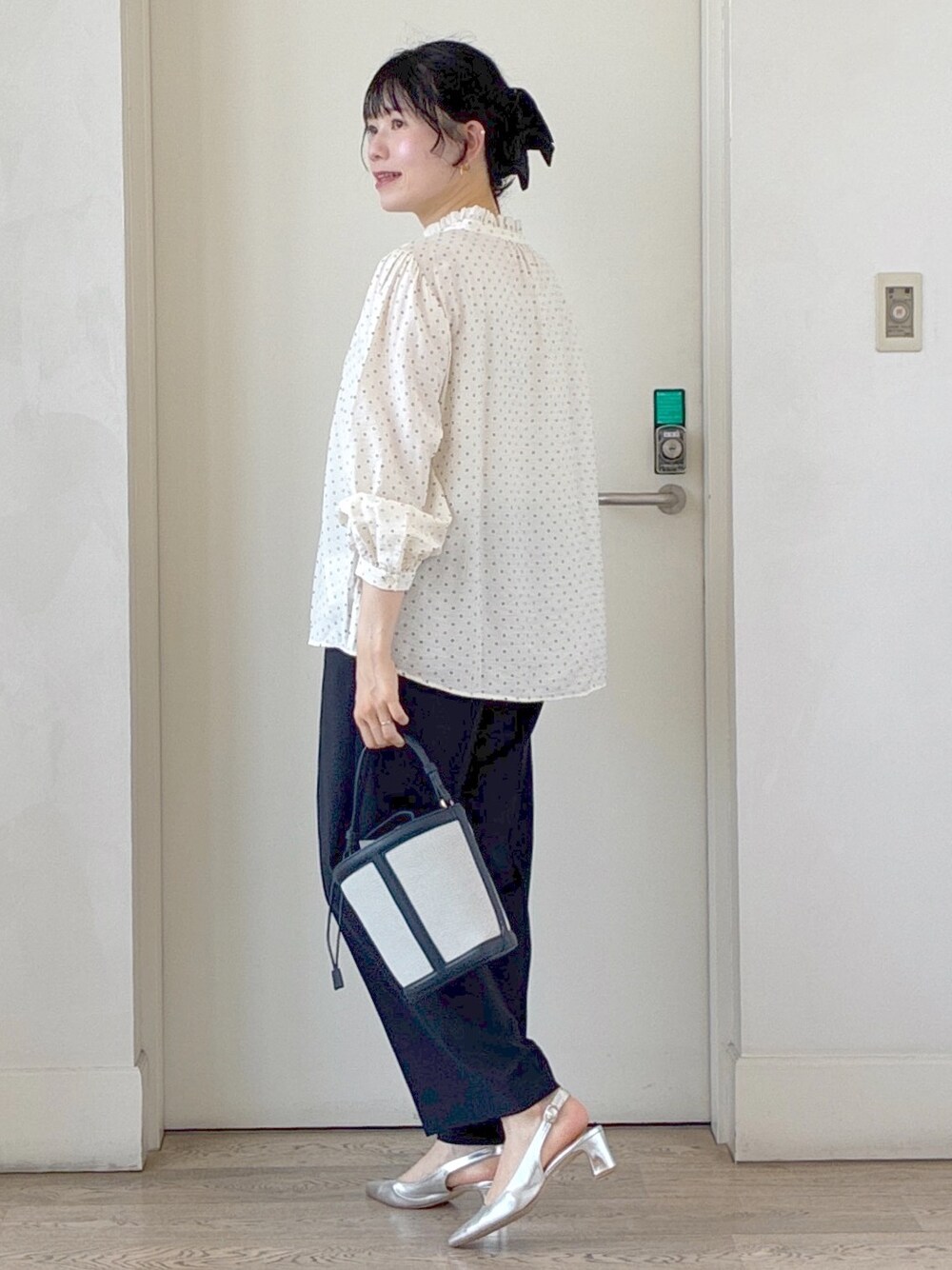 ベージュ系のシャツ/ブラウス、ブルー系のその他パンツ、ブルー系のショルダーバッグを着用したレディースの夏コーディネートの4枚目の写真