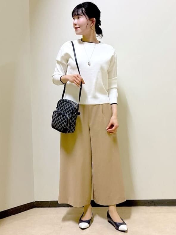ホワイト系のニット/セーター、イエロー系のその他パンツ、ブルー系のショルダーバッグを着用したレディースの春コーディネートの8枚目の写真