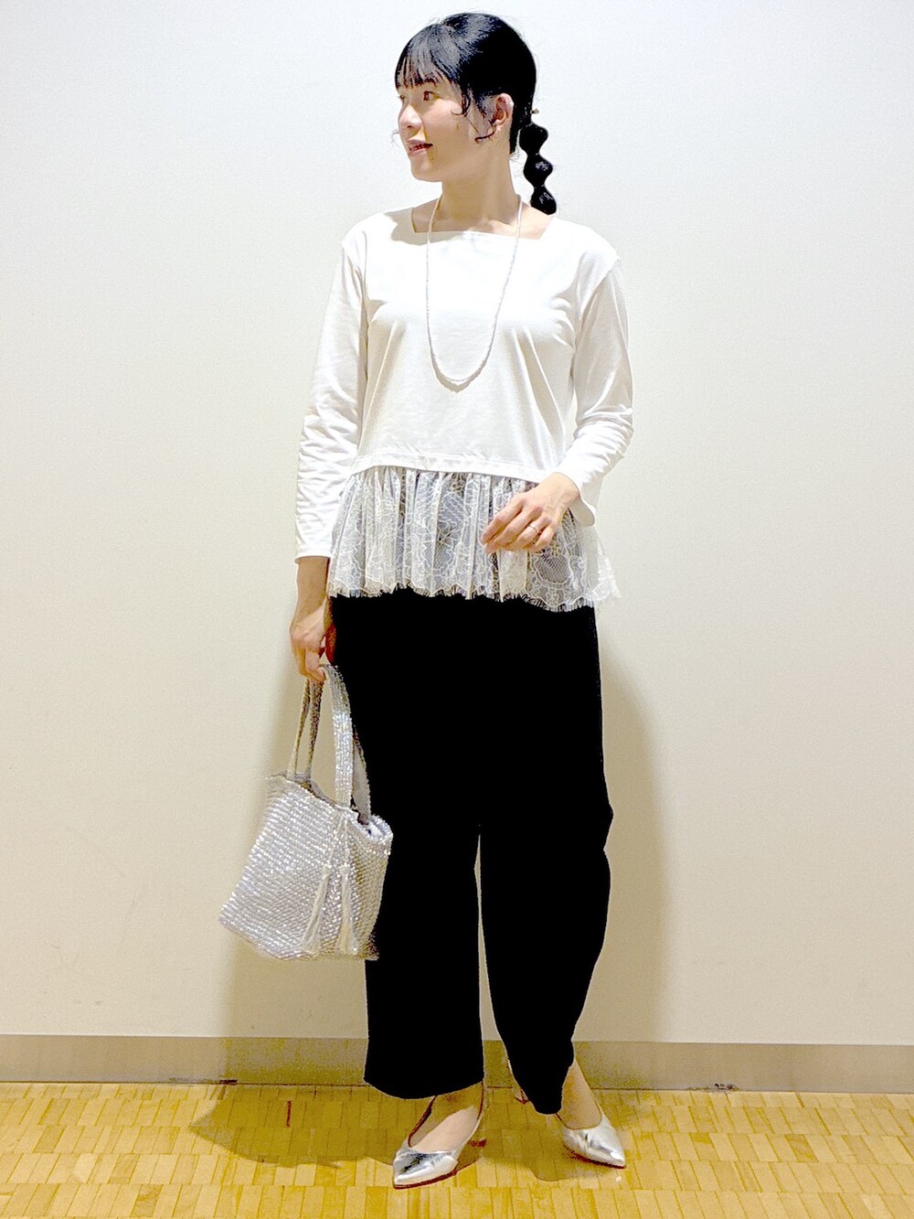 ブラック系のその他パンツ、ベージュ系のブルゾン、ホワイト系のTシャツ/カットソーを着用したレディースの春コーディネートの6枚目の写真