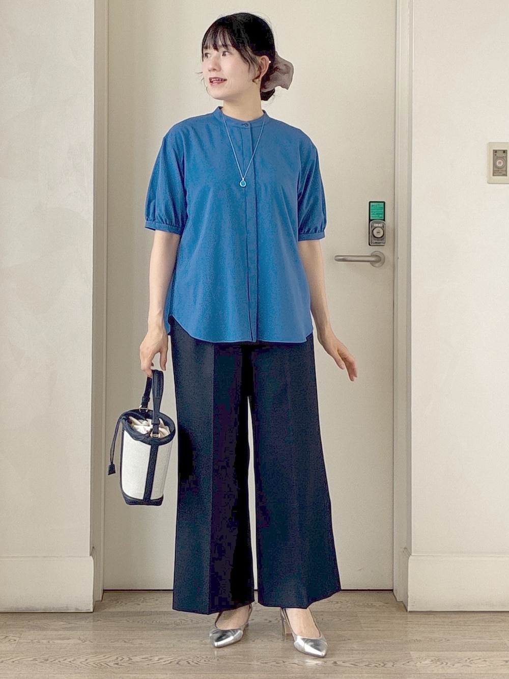 ブルー系のシャツ/ブラウス、ブルー系のその他パンツ、ブルー系のショルダーバッグを着用したレディースの夏コーディネートの7枚目の写真