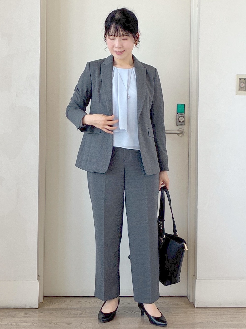 ブルー系のシャツ/ブラウス、グレー系のその他パンツ、ブラック系のトートバッグを着用したレディースの秋コーディネートの9枚目の写真