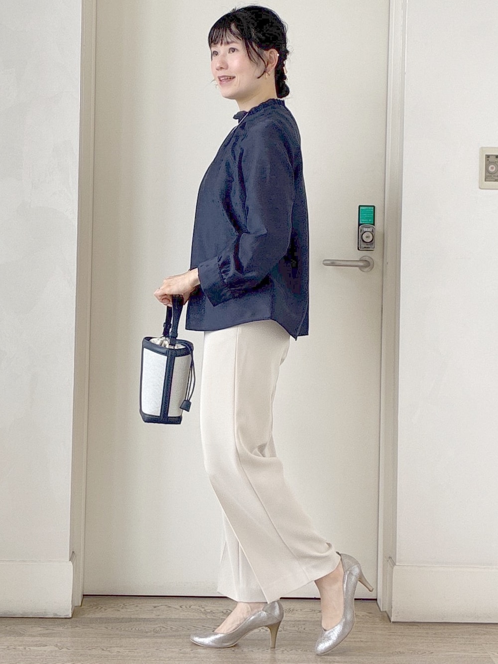 ブルー系のシャツ/ブラウス、ベージュ系のその他パンツ、ブルー系のショルダーバッグを着用したレディースの夏コーディネートの2枚目の写真