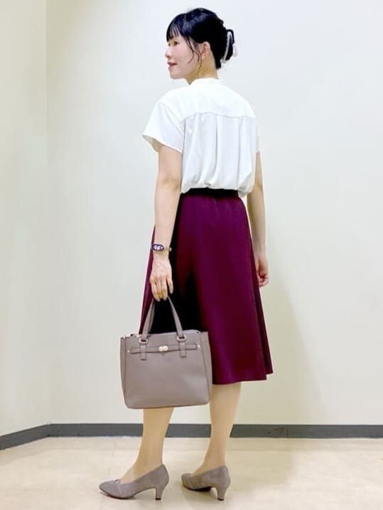 ホワイト系のシャツ/ブラウス、ベージュ系のカーディガン/ボレロ、レッド系のスカートを着用したレディースの秋コーディネートの4枚目の写真