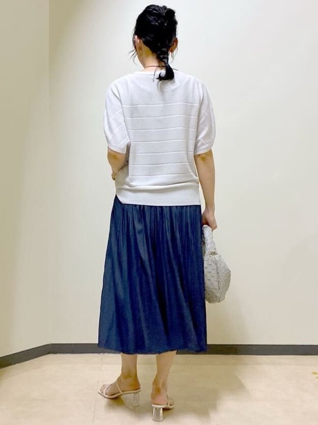 グレー系のニット/セーター、ブルー系のその他パンツ、ブルー系のニット/セーターを着用したレディースの夏コーディネートの3枚目の写真