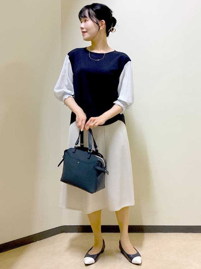 ブルー系のシャツ/ブラウス、ベージュ系のスカート、ブルー系のその他パンツを着用したレディースの春コーディネートの5枚目の写真