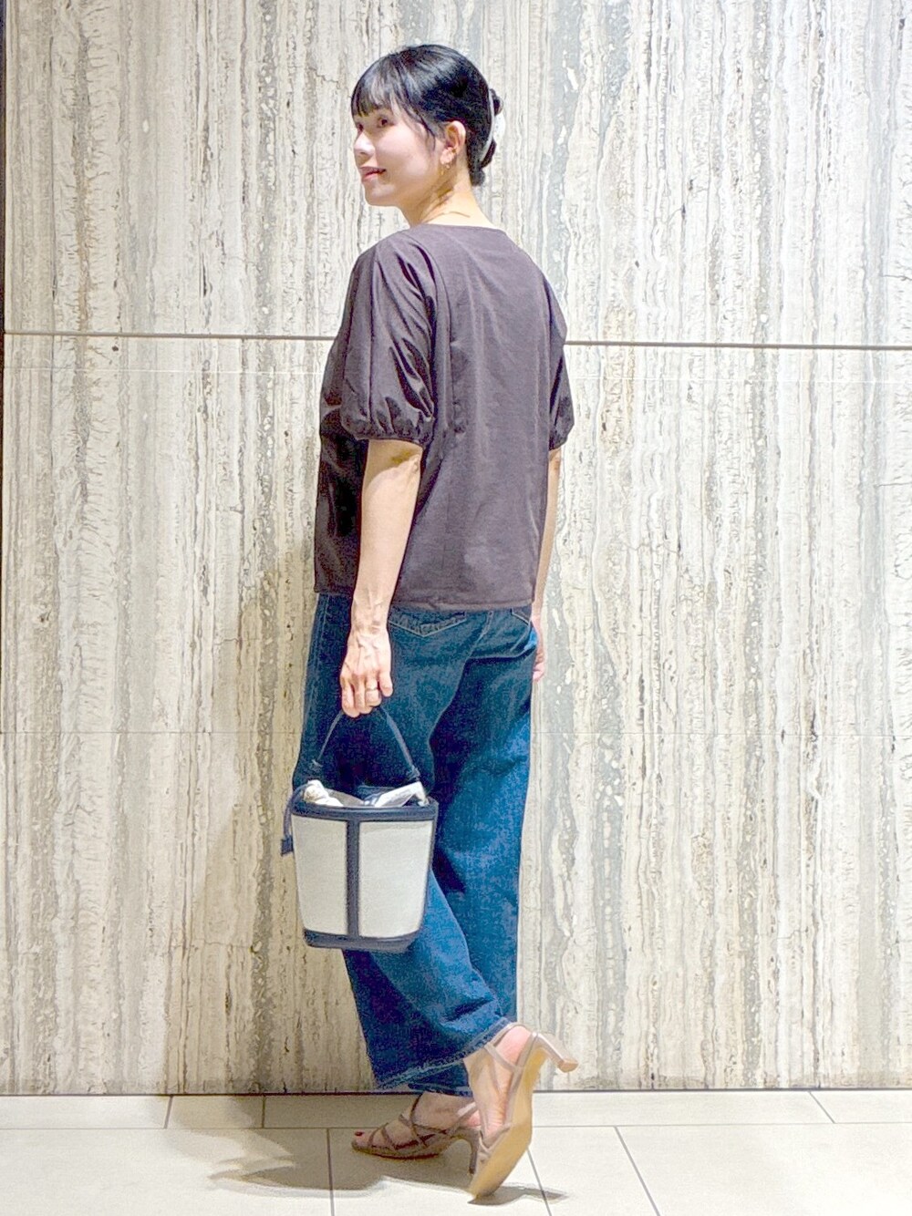 ベージュ系のブルゾン、ブラウン系のTシャツ/カットソー、ブルー系のデニムパンツを着用したレディースの夏コーディネートの10枚目の写真