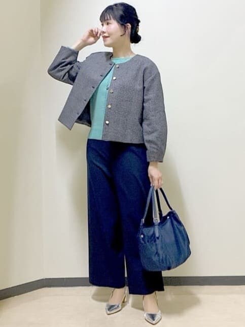 グレー系のノーカラージャケット、グリーン系のニット/セーター、ブルー系のその他パンツを着用したレディースの冬コーディネートの7枚目の写真