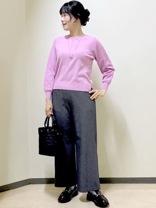 ピンク系のニット/セーター、ブルー系のその他パンツ、ブルー系のダウンジャケット/コートを着用したレディースの冬コーディネートの3枚目の写真