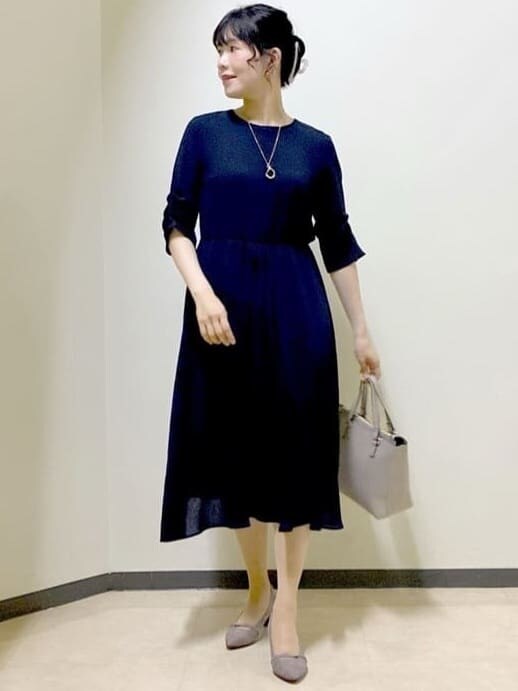 ピンク系のカーディガン/ボレロ、ブルー系のワンピース、ベージュ系のハンドバッグを着用したレディースの秋コーディネートの10枚目の写真