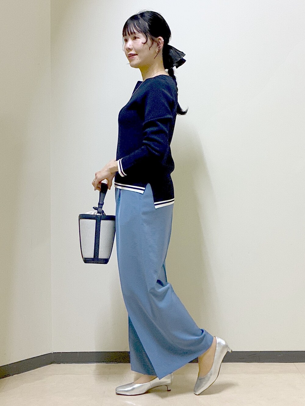 ベージュ系のノーカラージャケット、ブルー系のその他パンツ、ブルー系のニット/セーターを着用したレディースの春コーディネートの10枚目の写真